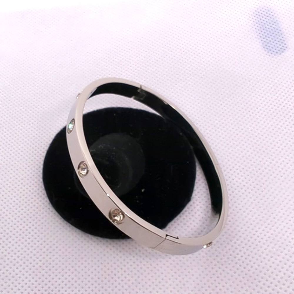 Elegant Silver Bangle with Sparkling Rhinestones